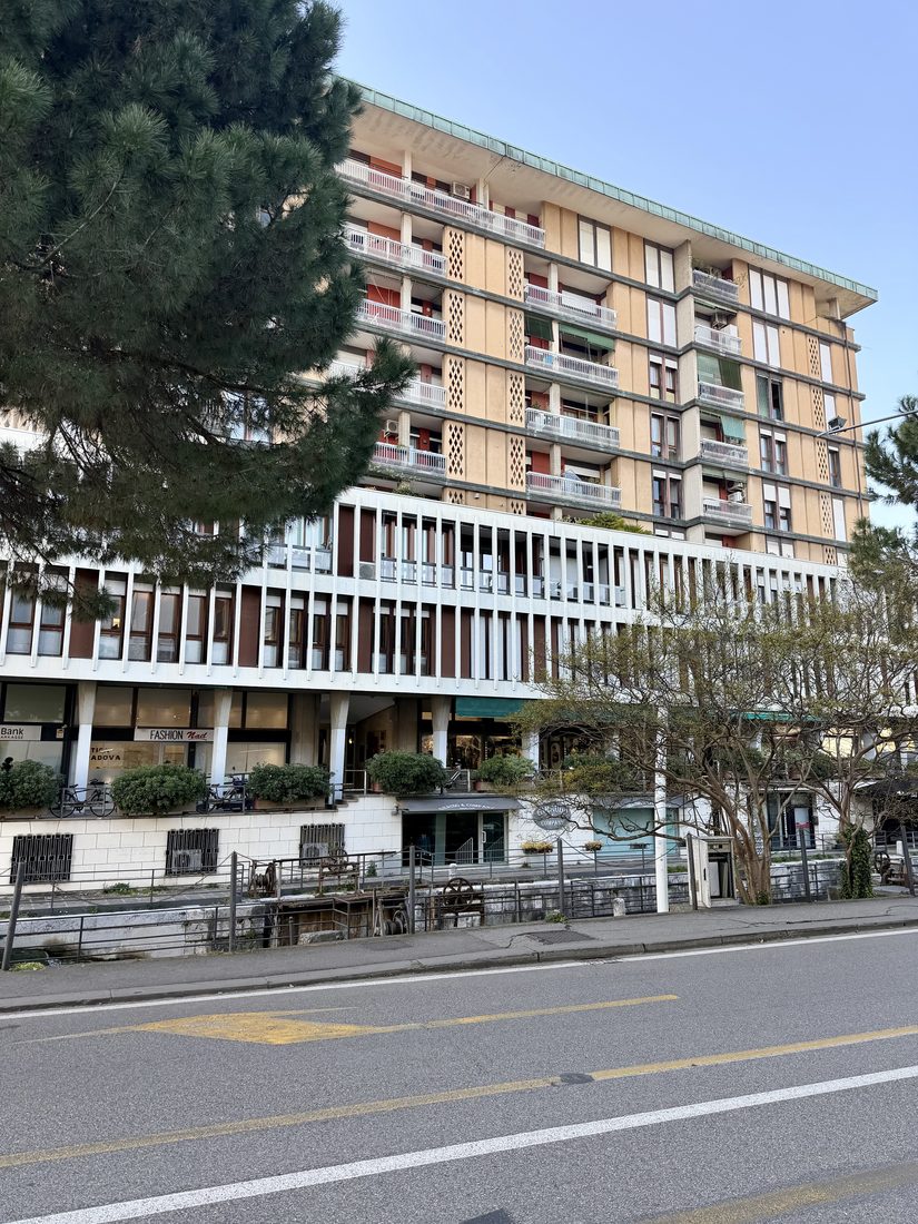Facciata dell'edificio dello studio lungo il canale alle Porte Contarine, Padova