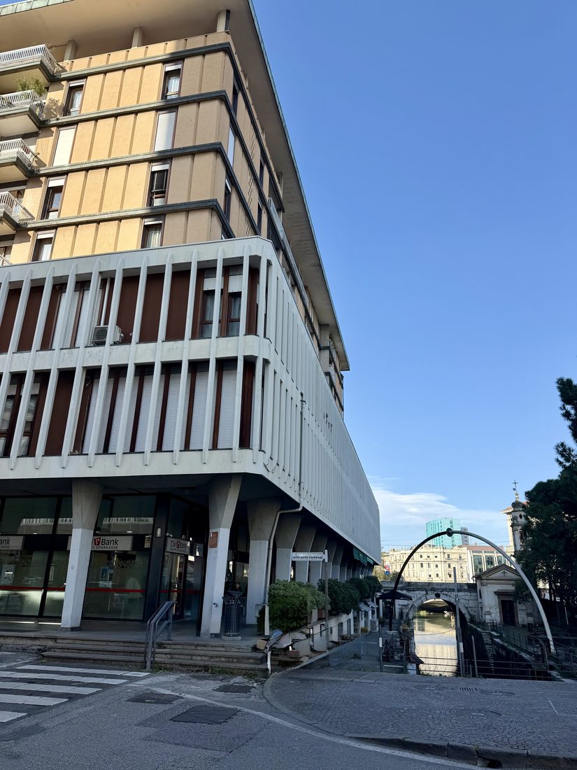 L'angolo dell'edificio dello studio e il ponte delle Porte Contarine, Padova